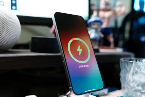 泸县苹果15换屏服务分享用什么充电器给iPhone15充电更好 